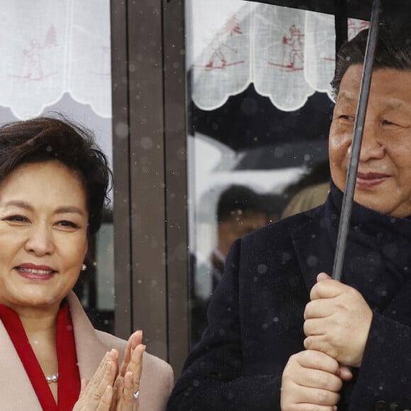 Visite d'Etat du President chinois Xi Jinping en France. Deplacement dans les Hautes Pyrenees. Le president chinois Xi Jinping assiste a une danse des Pastourelles de Campan devant l’entree du restaurant traditionnel « L'etape du Berger », situe col du Tourmalet a 2.156 metres d’altitude. © Sébastien Ortola / Pool / Bestimage