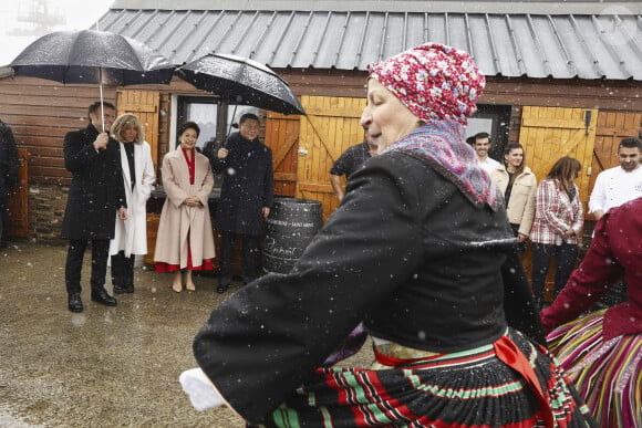 Visite d'Etat du President chinois Xi Jinping en France. Deplacement dans les Hautes Pyrenees. Le president chinois Xi Jinping assiste a une danse des Pastourelles de Campan devant l’entree du restaurant traditionnel « L'etape du Berger », situe col du Tourmalet a 2.156 metres d’altitude. © Sébastien Ortola / Pool / Bestimage