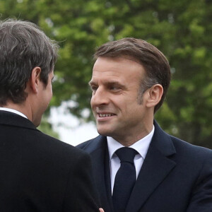 Le président Emmanuel Macron et le premier ministre Gabriel Attal lors de la cérémonie de commémoration du 79ème anniversaire de la Victoire du 8 mai 1945, devant la Statue du Général de Gaulle, à Paris, France, le 8 mai 2024. © Stéphane Lemouton / Bestimage