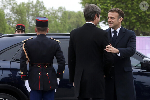 Le président Emmanuel Macron et le premier ministre Gabriel Attal lors de la cérémonie de commémoration du 79ème anniversaire de la Victoire du 8 mai 1945, devant la Statue du Général de Gaulle, à Paris, France, le 8 mai 2024. © Stéphane Lemouton / Bestimage