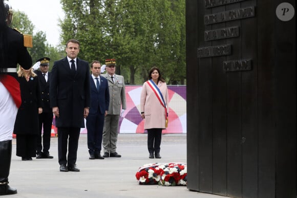 Le président Emmanuel Macron lors de la cérémonie de commémoration du 79ème anniversaire de la Victoire du 8 mai 1945, devant la Statue du Général de Gaulle, à Paris, France, le 8 mai 2024. © Stéphane Lemouton / Bestimage