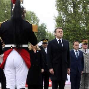 Ensuite, Emmanuel Macron s'est rendu sous l'Arc de Triomphe à Paris pour raviver la flamme de la tombe du Soldat inconnu
 
Le président Emmanuel Macron lors de la cérémonie de commémoration du 79ème anniversaire de la Victoire du 8 mai 1945, devant la Statue du Général de Gaulle, à Paris, France, le 8 mai 2024. © Stéphane Lemouton / Bestimage