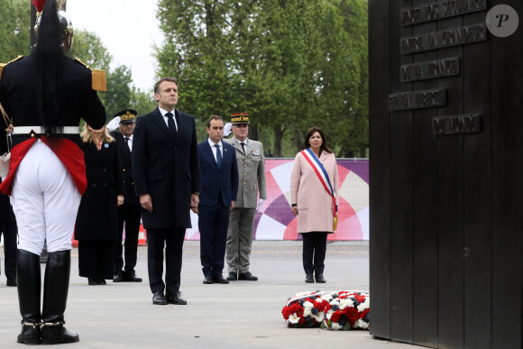 Ensuite, Emmanuel Macron s'est rendu sous l'Arc de Triomphe à Paris pour raviver la flamme de la tombe du Soldat inconnu
 
Le président Emmanuel Macron lors de la cérémonie de commémoration du 79ème anniversaire de la Victoire du 8 mai 1945, devant la Statue du Général de Gaulle, à Paris, France, le 8 mai 2024. © Stéphane Lemouton / Bestimage