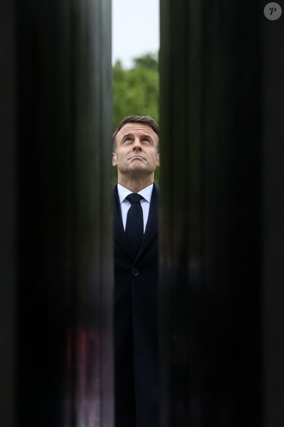 Le président Emmanuel Macron lors de la cérémonie de commémoration du 79ème anniversaire de la Victoire du 8 mai 1945, devant la Statue du Général de Gaulle, à Paris, France, le 8 mai 2024. © Stéphane Lemouton / Bestimage