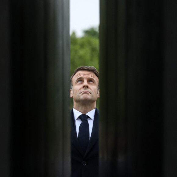 Le président Emmanuel Macron lors de la cérémonie de commémoration du 79ème anniversaire de la Victoire du 8 mai 1945, devant la Statue du Général de Gaulle, à Paris, France, le 8 mai 2024. © Stéphane Lemouton / Bestimage