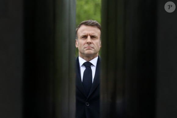 Le président Emmanuel Macron lors de la cérémonie de commémoration du 79ème anniversaire de la Victoire du 8 mai 1945, devant la Statue du Général de Gaulle, à Paris, France, le 8 mai 2024. © Stéphane Lemouton / Bestimage