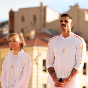 Florent Manaudou, Jul - lors de la cérémonie d'arrivée de la flamme olympique au Vieux-Port de Marseille, France, le 8 mai 2024, avant les Jeux olympiques et paralympiques de Paris 2024. Le transfert de la flamme à terre d'un navire de haut du XIXème siècle marquera le début du relais de la torche olympique de 12 000 kilomètres (7500 milles) à travers la France. © Dominique Jacovides/Bestimage 