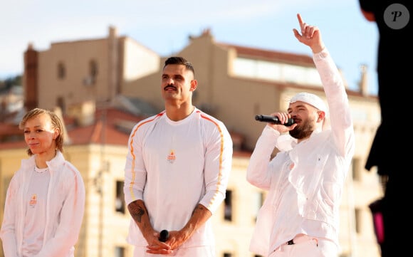 Florent Manaudou, Jul - lors de la cérémonie d'arrivée de la flamme olympique au Vieux-Port de Marseille, France, le 8 mai 2024, avant les Jeux olympiques et paralympiques de Paris 2024. Le transfert de la flamme à terre d'un navire de haut du XIXème siècle marquera le début du relais de la torche olympique de 12 000 kilomètres (7500 milles) à travers la France. © Dominique Jacovides/Bestimage 