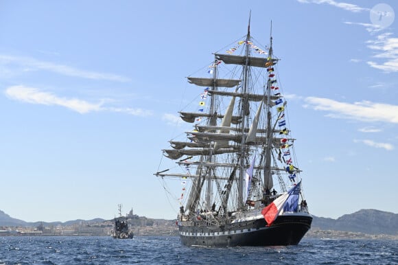 Après une traversée de 12 jours entre la Grèce et la France, la Flamme Olympique arrive à bord du bateau Belem à Marseille, le 8 mai 2024. 