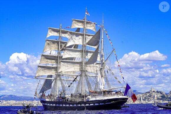 Après une traversée de 12 jours entre la Grèce et la France, la Flamme Olympique arrive à bord du bateau Belem à Marseille, le 8 mai 2024. 