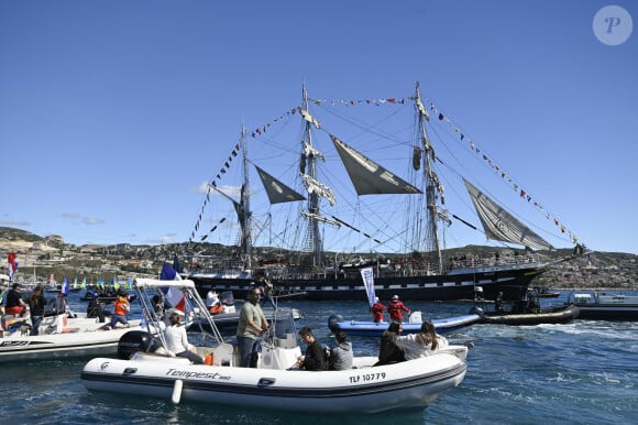 Après une traversée de 12 jours entre la Grèce et la France, la Flamme Olympique arrive à bord du bateau Belem à Marseille, le 8 mai 2024. 