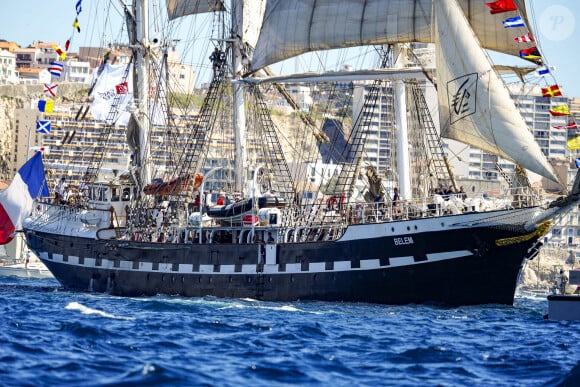 Après une traversée de 12 jours entre la Grèce et la France, la Flamme Olympique arrive à bord du bateau Belem à Marseille, le 8 mai 2024. 