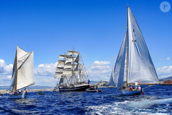 Après une traversée de 12 jours entre la Grèce et la France, la Flamme Olympique arrive à bord du bateau Belem à Marseille, le 8 mai 2024. 