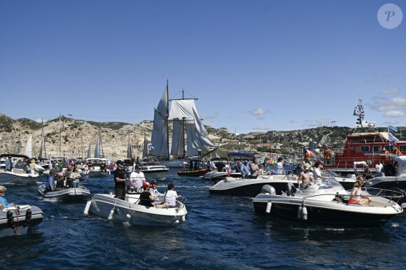 Après une traversée de 12 jours entre la Grèce et la France, la Flamme Olympique arrive à bord du bateau Belem à Marseille, le 8 mai 2024. 