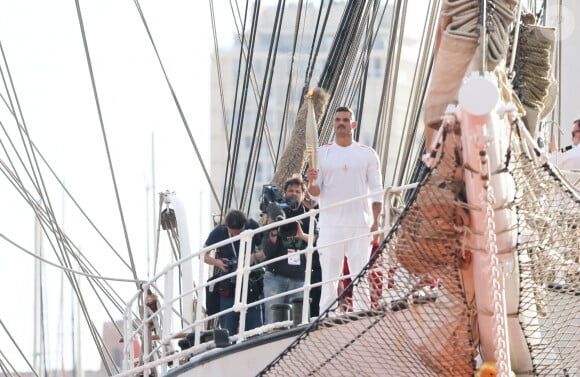 Florent Manaudou - lors de la cérémonie d'arrivée de la flamme olympique au Vieux-Port de Marseille, France, le 8 mai 2024, avant les Jeux olympiques et paralympiques de Paris 2024. Le transfert de la flamme à terre d'un navire de haut du XIXème siècle marquera le début du relais de la torche olympique de 12 000 kilomètres (7500 milles) à travers la France. © Dominique Jacovides/Bestimage 