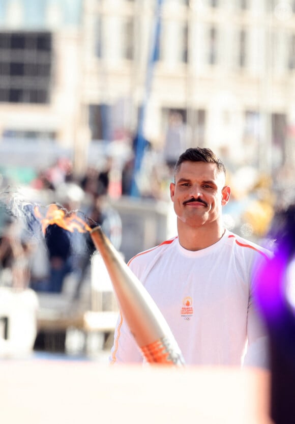 Florent Manaudou - lors de la cérémonie d'arrivée de la flamme olympique au Vieux-Port de Marseille, France, le 8 mai 2024, avant les Jeux olympiques et paralympiques de Paris 2024. Le transfert de la flamme à terre d'un navire de haut du XIXème siècle marquera le début du relais de la torche olympique de 12 000 kilomètres (7500 milles) à travers la France. © Dominique Jacovides/Bestimage 