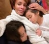 Maman louve, elle a révélé avoir eu très tôt l'envie de fonder une famille.
Sonia Rolland avec ses filles Tess et Kahina sur Instagram. Le 5 janvier 2021.