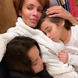 Maman louve, elle a révélé avoir eu très tôt l'envie de fonder une famille.
Sonia Rolland avec ses filles Tess et Kahina sur Instagram. Le 5 janvier 2021.