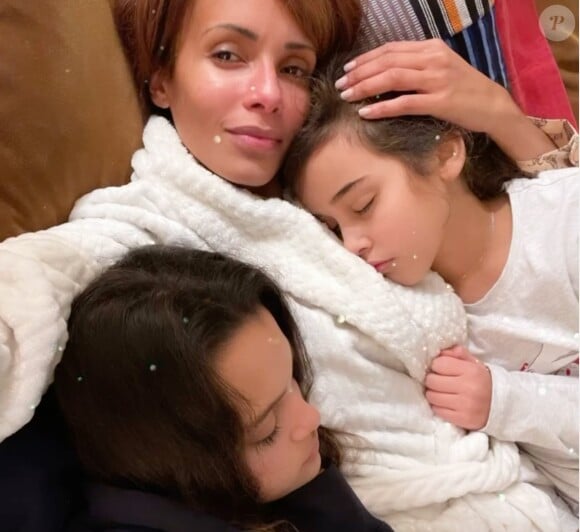 Maman louve, elle a révélé avoir eu très tôt l'envie de fonder une famille.
Sonia Rolland avec ses filles Tess et Kahina sur Instagram. Le 5 janvier 2021.