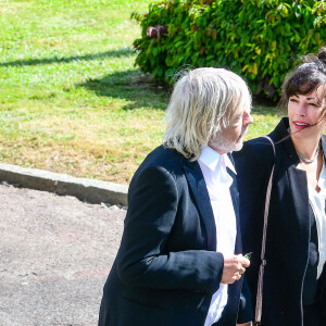 Le chanteur Renaud (Renaud Séchan) et sa compagne Cerise (de son vrai prénom Christine) - Mariage d'Hugues Aufray et de Murielle Mégevand à la mairie de Marly-Le Roy, France, le 2 septembre 2023. 