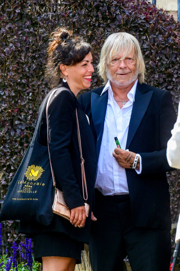 Le chanteur Renaud (Renaud Séchan) et sa compagne Cerise (de son vrai prénom Christine) - Mariage d'Hugues Aufray et de Murielle Mégevand à la mairie de Marly-Le Roy, France, le 2 septembre 2023. 