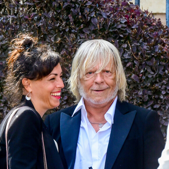 Le chanteur Renaud (Renaud Séchan) et sa compagne Cerise (de son vrai prénom Christine) - Mariage d'Hugues Aufray et de Murielle Mégevand à la mairie de Marly-Le Roy, France, le 2 septembre 2023. 