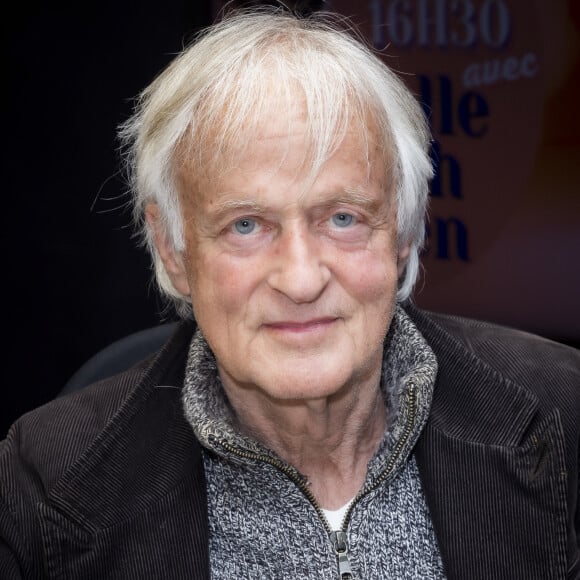 "J'ai préféré la cérémonie dans le petit temple, boulevard Arago, c'était joli", ajoute l'artiste sur le mariage de Renaud et Cerise

Exclusif - Le chanteur Dave lors de l'enregistrement de l'émission "CS Cohen" à Radio J à Paris. Le 20 avril 2022 © Jack Tribeca / Bestimage