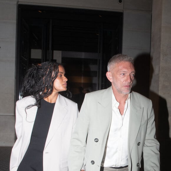 Vincent Cassel et sa compagne Narah Baptista à la sortie d'un dîner à l'hôtel "Costes" lors de la Fashion Week de Paris (PFW), le 18 janvier 2024. 