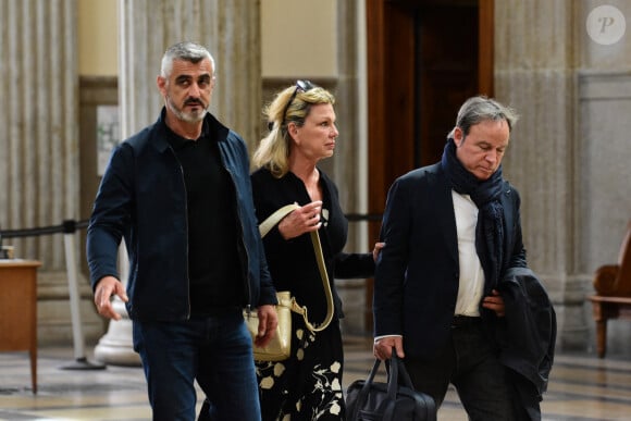 Tout en partageant une photo d'elle et sa valise devant l'établissement.
Jeane Manson et Fabien Lecoeuvre - Arrivées au procès en diffamation de Coline Berry envers Jeane Manson au tribunal de Lyon. Le 7 mai 2024