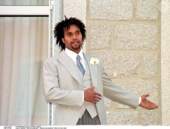 Christian Karembeu s'est opposé à ce que son ex-mari conserve son nom de famille "uniquement dans la presse".
Christian Karembeu lors de son mariage.