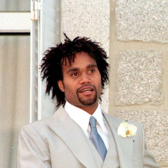 Christian Karembeu s'est opposé à ce que son ex-mari conserve son nom de famille "uniquement dans la presse".
Christian Karembeu lors de son mariage.