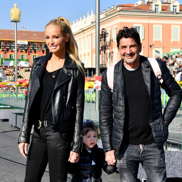 Adriana Karembeu Ohanian, son mari Aram et leur fille Nina durant la première bataille de fleurs du Carnaval de Nice 2022, Roi des Animaux, place Masséna à Nice, le 13 février 2022. La 137eme édition du 1er carnaval de France et l'un des plus célèbres du monde, attirant chaque année des centaines de milliers de spectateurs va durer jusqu'au 27 février alternant corso carnavalesque et batailles de fleurs. Cette année des mesures liées à la crise sanitaire sont appliquées, à savoir une jauge à 5000 spéctateurs ou le pass sanitaire demandé pour accéder dans l'enceinte du corso. © Bruno Bebert/Bestimage