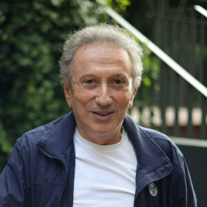 Michel Drucker a enregistré son émission "Vivement Dimanche" cet après-midi, il est en forme et souriant malgré le pansement sur la poitrine que l'on voit à travers son tee-shirt, Paris, le 28 août 2023. Photo par Nacer Aissaoui/Splash News/ABACAPRESS.COM