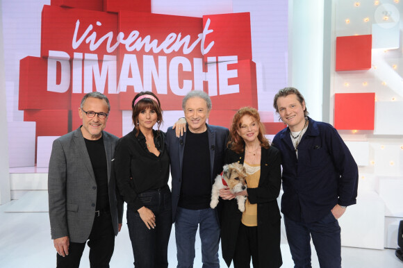 Emmanuel Chaunu, Faustine Bollaert Agathe Natanson et Benabar entourent Michel Drucker, à l'enregistrement de l'émission "Vivement dimanche" au Studio Gabriel à Paris, diffusée le 12 mai sur France 3 © Guillaume Gaffiot / Bestimage