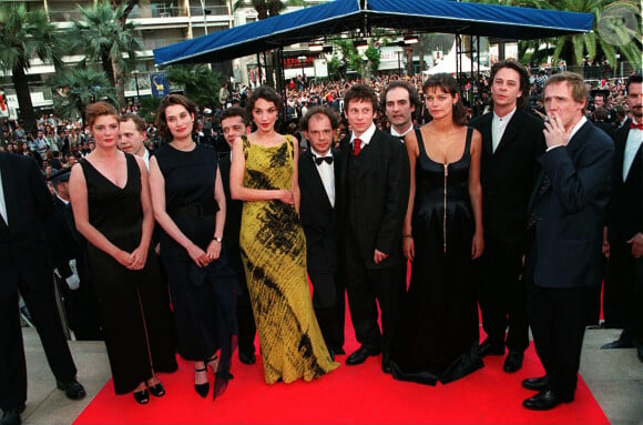 Notamment à son conflit avec Arnaud Desplechin, son ancien compagnon. 
Marianne Denicourt entrourée de stars et d'Arnaud Desplechin au Festival de Cannes.