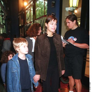 Marianne Denicourt et son fils au Planet Hollywood, à Paris, en 1996.