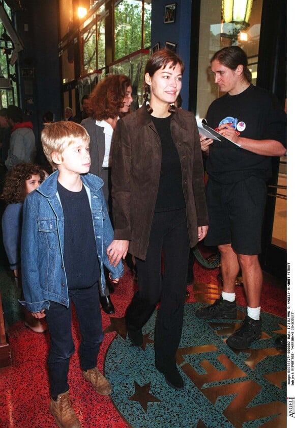 Marianne Denicourt et son fils au Planet Hollywood, à Paris, en 1996.