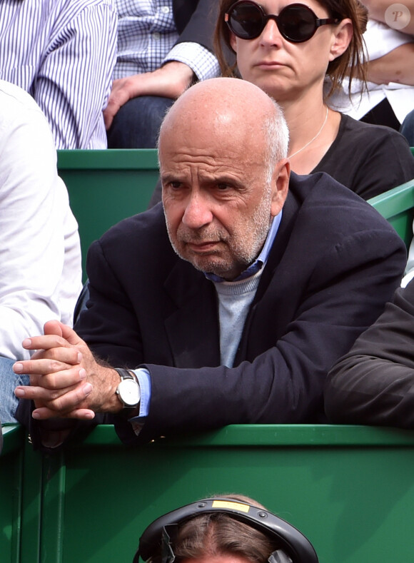 Info - Le producteur Alain Sarde accusé de violences sexuelles par 9 femmes - Le producteur de films Alain Sarde, assiste aux demi-finales opposant Gaël Monfils à Tomas Berdych et Rafael Nadal à Novak Djokovic lors du tournoi de tennis Monte Carlo Rolex Masters à Roquebrune Cap Martin. Le 18 avril 2015. 