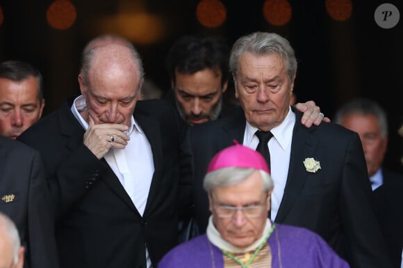 Monseigneur Di Falco, Pascal Desprez, Anthony Delon et Alain Delon - Sorties des obsèques de Mireille Darc en l'église Saint-Sulpice à Paris. Le 1er septembre 2017 