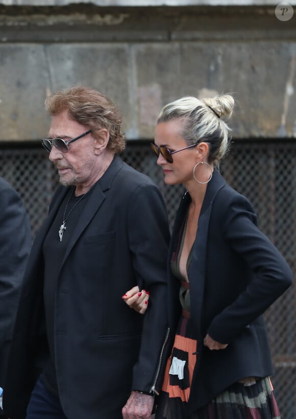 Auxquelles des dizaines de personnalités, dont Johnny et Laeticia Hallyday, avaient assisté. 
Johnny et Laeticia Hallyday - Obsèques de Mireille Darc en l'église Saint-Sulpice à Paris. Le 1er septembre 2017 