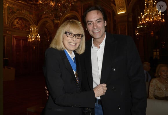 Exclusif - Mireille Darc et Anthony Delon - Remise de médaille d'Officier de l'Ordre National du Mérite à Yves Dahan par Mireille Darc à la mairie de Paris le 26 janvier 2016. © Coadic Guirec/Bestimage