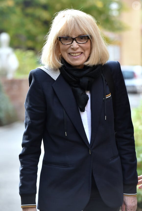 Exclusif - Mireille Darc visite le centre EPHAD Hervieux de Poissy dans le cadre de l'opération "+ De Vie" à Poissy le 12 octobre 2015. 