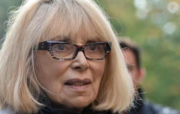 Exclusif - Mireille Darc visite le centre EPHAD Hervieux de Poissy dans le cadre de l'opération "+ De Vie" à Poissy le 12 octobre 2015. 