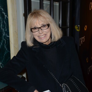 Mireille Darc - Première de la comédie musicale "Cats" au théâtre Mogador à Paris, le 1er octobre 2015.