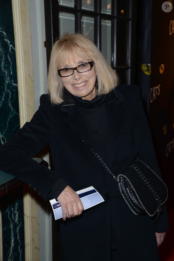 Mireille Darc - Première de la comédie musicale "Cats" au théâtre Mogador à Paris, le 1er octobre 2015.