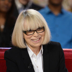 Avec les opérations, elle a pu vivre une trentaine d'années à peu près tranquillement. 
Mireille Darc - Enregistrement de l'émission "Vivement Dimanche" à Paris le 06 Avril 2015 et qui sera diffusée le 10 Mai 2015. Invité principal Pierre Richard.