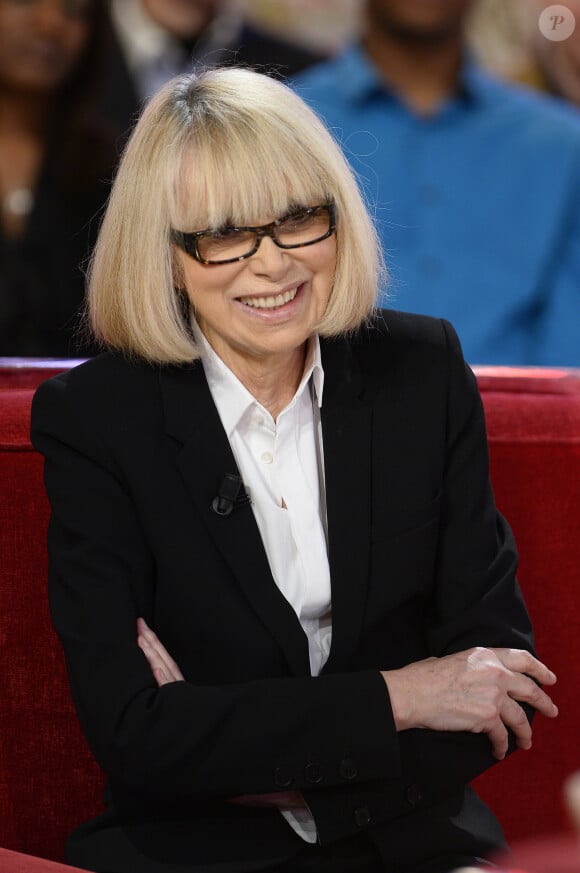 Avec les opérations, elle a pu vivre une trentaine d'années à peu près tranquillement. 
Mireille Darc - Enregistrement de l'émission "Vivement Dimanche" à Paris le 06 Avril 2015 et qui sera diffusée le 10 Mai 2015. Invité principal Pierre Richard.