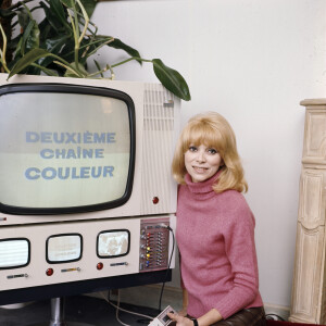 En France, Mireille Darc posant le 23 avril 1970.