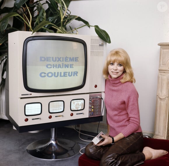 En France, Mireille Darc posant le 23 avril 1970.