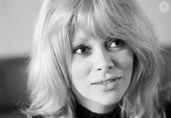 Une maladie de naissance qui l'avait forcée à se faire opérer pour ne pas mourir jeune. 
En France, à Paris, Mireille Darc chez elle dans son salon le 9 février 1970.